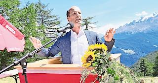 Festredner. St&auml;nderat Beat Rieder bei seiner Rede vor pr&auml;chtiger Kulisse.