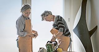 Kreativ. Renate Simon (links) und Christa Oswald konzentriert bei der Arbeit. 