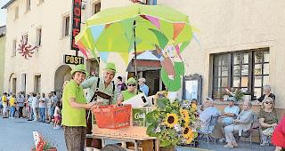 Bitte l&auml;cheln. Zahlreiche Einheimische nahmen am kleinen,  aber feinen Umzug durch das Dorf teil.