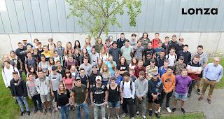 F&uuml;r 79 Lernende im Lonza-Werk in Visp hiess es am Montagmorgen: Beginn der Berufsausbildung.