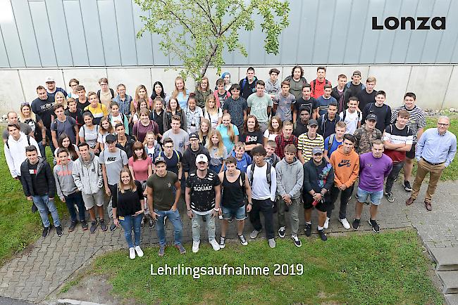 Für 79 Lernende im Lonza-Werk in Visp hiess es am Montagmorgen: Beginn der Berufsausbildung.