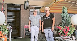 Die Inhaberinnen. B&eacute;atrice Eyer (links) und Maria Schmid beim Eingang zum Office mit kleinem Laden im Camping Geschina.