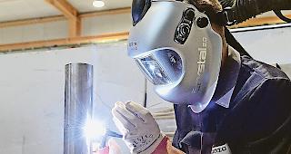 Der junge B&uuml;rchner bei der Arbeit &ndash;&nbsp;hoch konzentriert und pr&auml;zise.