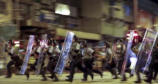 Eine grossangelegte &Uuml;bung der chinesischen Polizei hat &Auml;ngste vor einem Vorgehen Pekings gegen die Demokratie-Bewegung in Hongkong gesch&uuml;rt. 