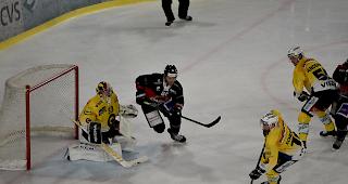 Visps Fabian Haberstich (mitte) setzt Bern-Goalie Pascal Caminada und Tristan Scherwey unter Druck.