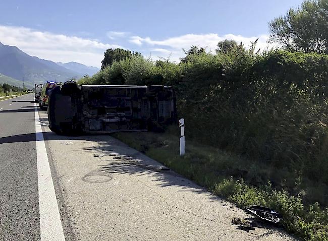 Auf der Autobahn A9 ereignete sich am Freitagmorgen kurz vor dem Rastplatz Ardon ein Verkehrsunfall.  Foto Kantonspolizei Wallis