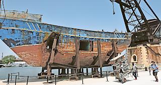 Mahnmal? &laquo;Barca Nostra&raquo; von Christoph B&uuml;chel: Beim Kentern dieses Fl&uuml;chtlingsboots starben um die 700 Menschen: Kunst als Mahnmal?