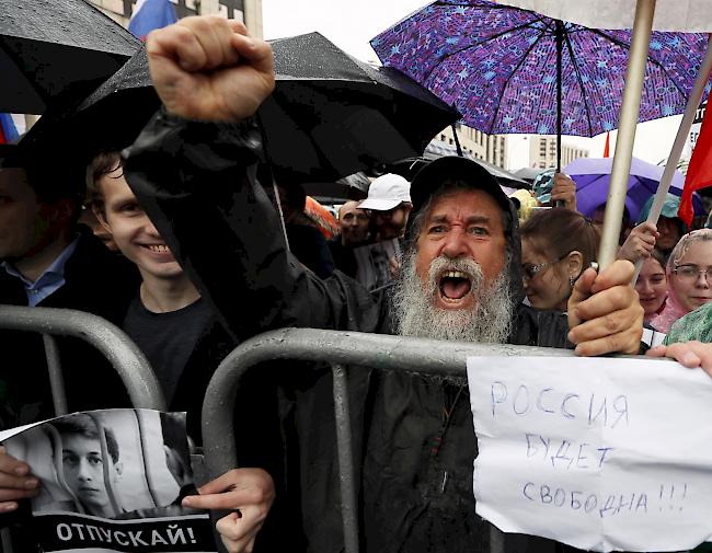 In der russischen Hauptstadt Moskau haben am Samstag bei regnerischem Wetter zehntausende Anhänger der Opposition für freie und faire Kommunalwahlen demonstriert.