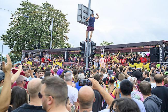 Hunderttausende Raver tanzen am Samstag durch Zürich.