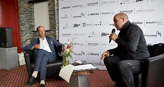 St&auml;nderat Beat Rieder (links) steht Moderator Waldemar Sch&ouml;n Red und Antwort. 