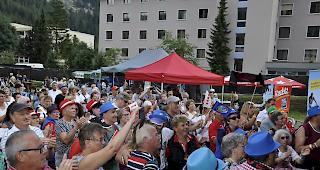 Die Stimmung war ausgelassen, die Leute tanzten und wippten.