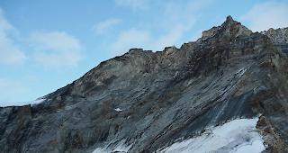 Am Freitag wurde ein Gleitschirmflieger leblos an der Westseite des Weisshorns entdeckt.
