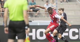 Z&auml;he Partie. Der Sittener Yassin Fortune (links) im Zweikampf mit Lugano-Spieler Numa Lavanchy.