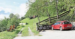 Ohne Sonderbewilligung ist bei Flur- und Forststrassen in Inden wie hier im Gebiet Zabonet vor dem Fahrverbot Endstation.
