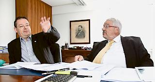 Genugtuung. Das Vorgehen zur Sanierung des konkursbedrohten World Nature Forums in Naters wurde Gemeindepr&auml;sident Franz Ruppen (links) und Sanierer Albert Bass nun durch drei Instanzen best&auml;tigt, zuletzt vom Bundesgericht. Foto wb/Andrea Soltermann