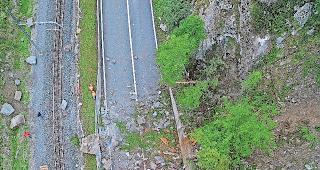 Steinschlag. Rund 300 Kubikmeter Ger&ouml;ll sind am Montagabend auf Strasse und &shy;Bahntrassee gedonnert.Foto zvg