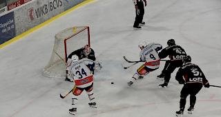 Klotens Ren&eacute; Back und Marc Marchon setzen EHC-Goalie Reto Lory und Verteidiger Wesley Haueter unter Druck.