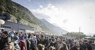 <b>Impressionen.</b> Die ersten G&auml;ste morgens um 9 Uhr vor dem Haupteingang zum Openair Gampel.