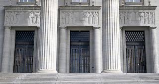 Der Mann musste f&uuml;r den Prozess vor dem Bezirksgericht Siders im Mai polizeilich vorgef&uuml;hrt werden.