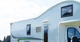 An einem der beliebtesten Surfstr&auml;nde Neuseelands hat ein bewaffneter Mann ein Touristenpaar in dessen Wohnmobil im Schlaf &uuml;berrascht und den Mann erschossen. 