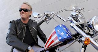 Peter Fonda posiert im Oktober 2009 auf einem Harley-Davidson-Motorrad in Glendale, Kalifornien.