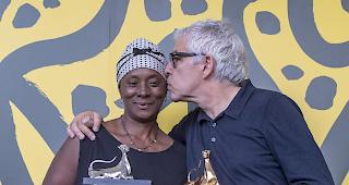 Der portugiesische Regisseur Pedro Costa (rechts) mit dem Goldenen Leoparden f&uuml;r den "besten Film" "Vitalina Varela" und die Schauspielerin Vitalina Varela mit der Auszeichnung f&uuml;r die "beste Schauspielerin".