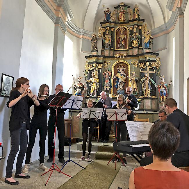 Das Instrumentalensemble «ad hoc» spielte vergangenen Donnerstag in der Bielkapelle in Zeneggen.