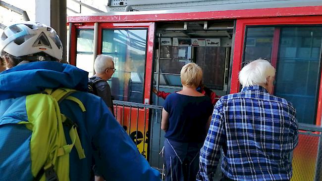 Alle einsteigen bitte: Am Sonntag beförderte die Grosskabinenbahn zum letzten Mal Passagiere.