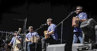 <b>Genderb&uuml;ebu.</b> Um 11 Uhr auf der White Stage, wenig sp&auml;ter im Interview.