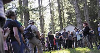 Ruth Zeiter pr&auml;sentiert das Buch in Oberwald, beim Start der rund zweist&uuml;ndigen Wanderung.