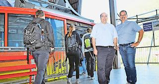 Ausgedient. Valentin K&ouml;nig (helles Hemd), CEO Aletsch Bahnen AG, und VR-Pr&auml;sident Renato Kronig gestern vor der letzten Bergfahrt. 