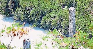 Wassertr&auml;ger. Die Steinpfeiler am Sustner Rotten datieren aus den Jahren 1718/1719.