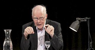 Der Schweizer Schriftsteller Lukas Hartmann liest aus seinem Buch "Der S&auml;nger" vor, w&auml;hrend einer Vorlesung bei den Solothurner Literaturtagen am 2. Juni 2019.