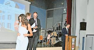 Diplom erhalten. Eine Absolventin der OMS an der letztj&auml;hrigen Feier.Foto Archiv WB