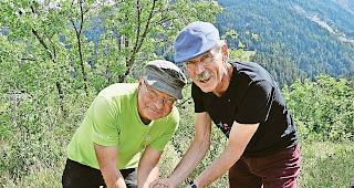 Abgef&uuml;llt. Andreas Weissen (links) und Edmund Steiner begutachten die Qualit&auml;t des geernteten Roggens.Foto WB