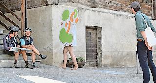 Staunen. &laquo;To carry&raquo; von Gregory Hari: Mit Kunst unterwegs rund um den Erner Dorfplatz.