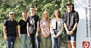 Preis&uuml;bergabe im Oberwallis: Florian Walther, bisheriger Projektleiter von &laquo;ready4life&raquo; im Oberwallis, die neue Projektleiterin Patricia Schumacher sowie Bjarne Summermatter (3.Platz), Sabrina Hallenbarter (1. Platz), Luana Pizzardi (4.Platz) und Joel Sewer (2. Platz ).