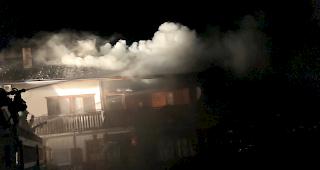 Obschon die St&uuml;tzpunktfeuerwehr von H&eacute;r&eacute;mence/Vex/St-Martin den Brand rasch unter Kontrolle bringen konnte, entstand erheblicher Sachschaden. 