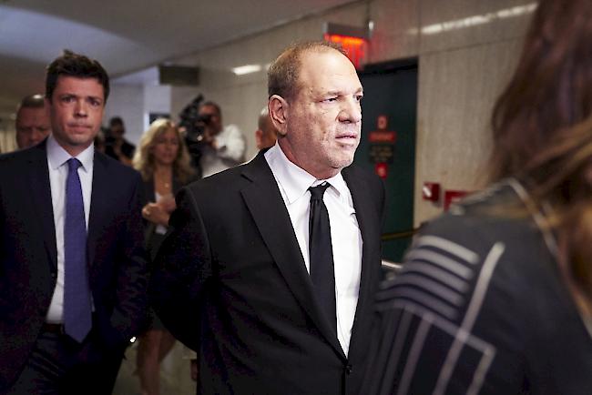 Filmproduzent Harvey Weinstein beim Gang vor das Oberste Gericht in New York, wo am Montag eine Anhörung in Zusammenhang mit seinem bevorstehenden Prozess stattgefunden hat. 

