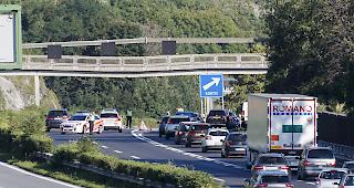Die besch&auml;digte Fussg&auml;ngerbr&uuml;cke bei Montreux.