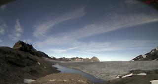 Durch Schmelzwasser bilden sich auf dem Plaine Morte-Gletscher jedes Jahr mehrere Gletscherseen. Der Favergessee (hier im Bild) auf der Grenze Bern-Wallis entleert sich jeweils auf die Berner Seite in die Simme.