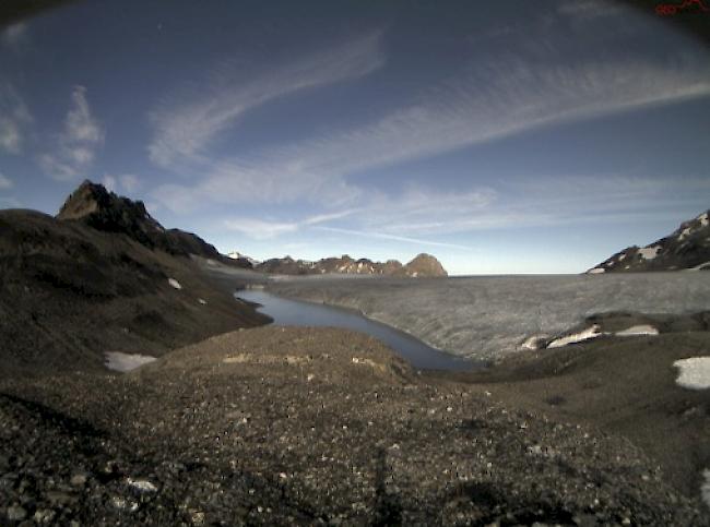 Durch Schmelzwasser bilden sich auf dem Plaine Morte-Gletscher jedes Jahr mehrere Gletscherseen. Der Favergessee (hier im Bild) auf der Grenze Bern-Wallis entleert sich jeweils auf die Berner Seite in die Simme.
