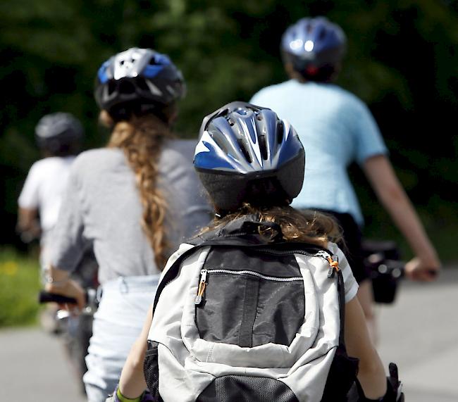 Durchschnittlich werden laut der BFU pro Jahr 300 Kinder als Radfahrer leicht verletzt. Deshalb soll der Velohelm für Kinder bis 14 Jahre obligatorisch werden. 