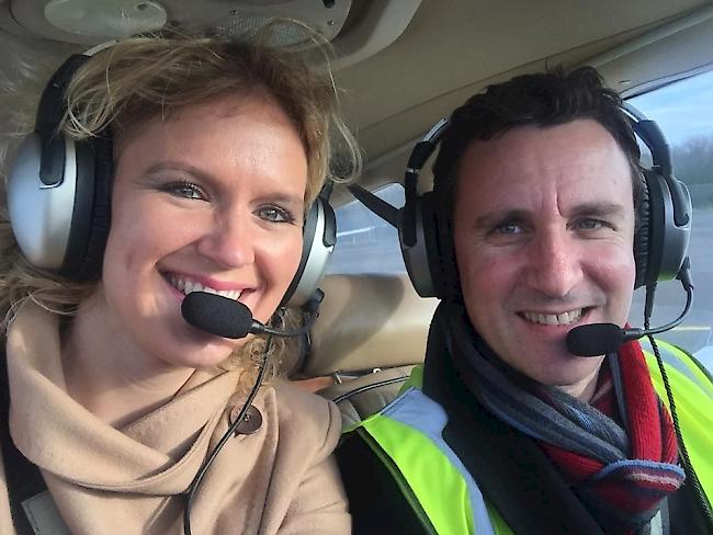 Jonathan Goldstein und seine Frau Hannah im Cockpit eines Kleinflugzeuges.