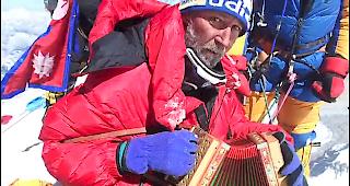 Henry Willi spielt am 23. Mai 2019 auf dem Gipfel der 8848 Meter hohen Mount Everest Schwyzer&ouml;rgeli.