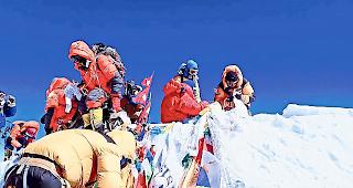 Gipfel. Henry Willi (mit blauer M&uuml;tze) steht am 23. Mai 2019 auf dem 8848 Meter hohen Mount Everest.