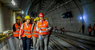 Bundesr&auml;tin Simonetta Sommaruga (links) besuchte am Donnerstag zusammen mit Dieter Schwank, Pr&auml;sident des Alptransit-Managements, den neuen Ceneri-Basistunnel bei Camorino.