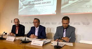 Pierre-Andre Charbonnet, Chef der kantonalen Finanzverwaltung, Staatsrat Roberto Schmidt und Damian Locher, Chef der Hauptbuchhaltung erl&auml;uterten am Freitag das Kantonsbudget 2020 (v. Links).