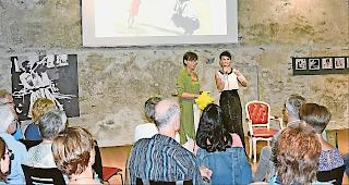 Schloss-Auftritt. Helga Zumstein (links) und Cornelia Heynen-Igler am Donnerstagabend im Schloss Leuk: &laquo;Wohnzimmer&raquo;-Atmosph&auml;re.Foto wb