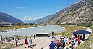 An ihrem Aktionsstand weibelten die Mitglieder des Fliegenfischerverbandes Oberwallis f&uuml;r bessere Fliessgew&auml;sser.